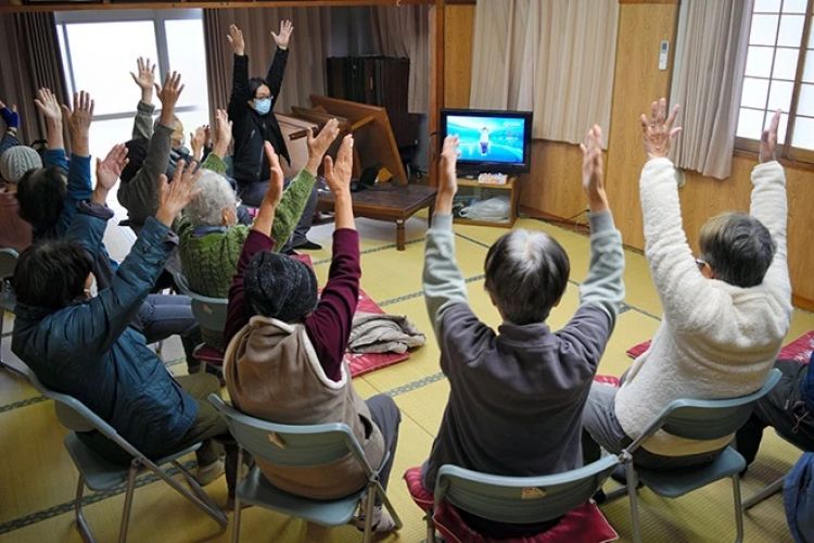 người già tập thể dục để phòng bệnh